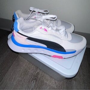 Woman’s Puma Shose size 9.5
